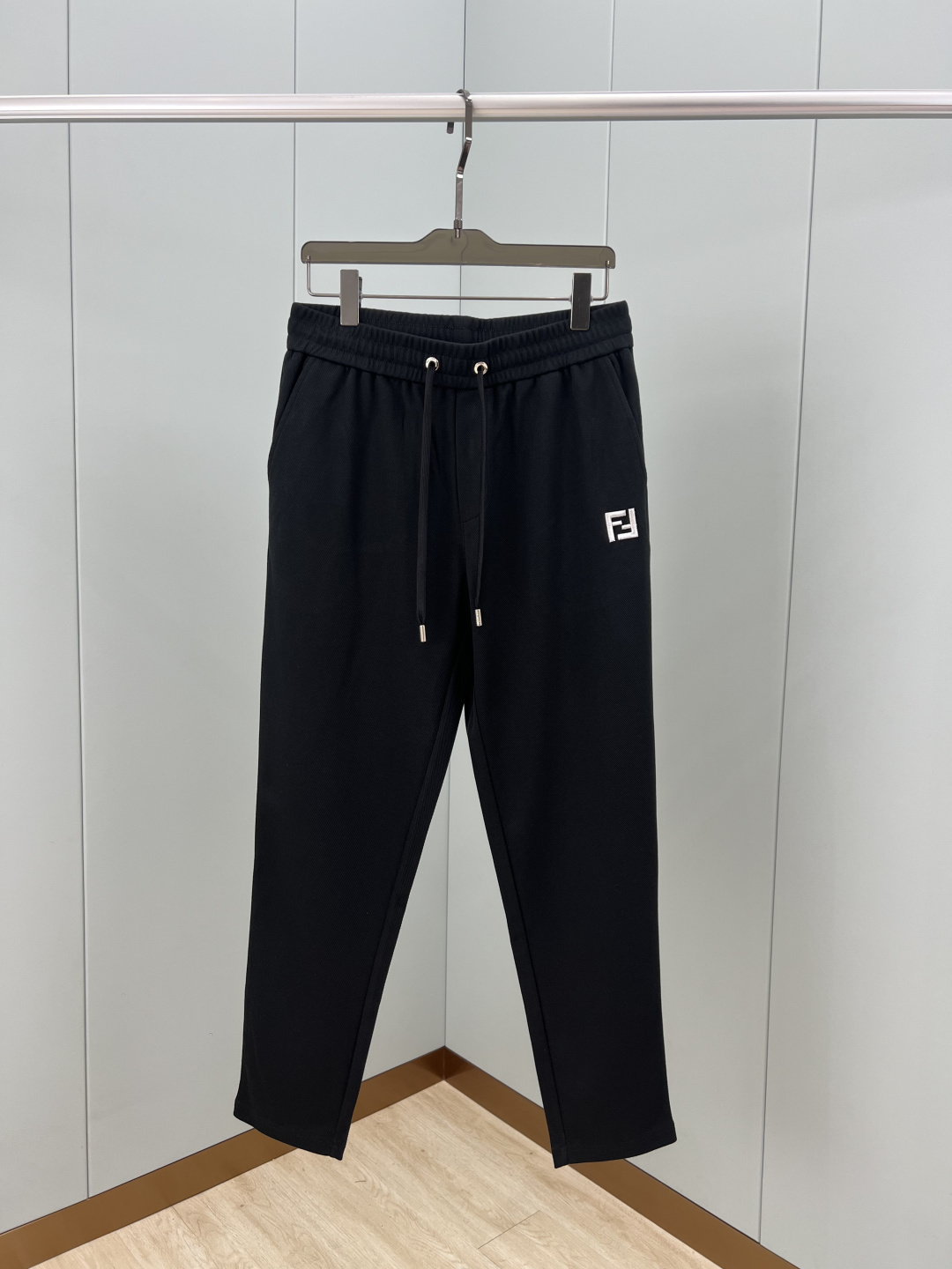 Fendi.芬迪 春夏男装刺绣标识针织休闲长裤，正面左侧饰有FF立体刺绣+后幅贴袋饰新季元素小怪兽FEN