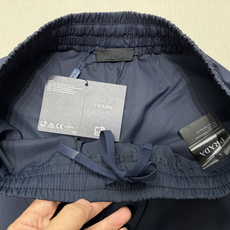 Prada.普拉达 夏季经典裤腰饰涂珐琅三角形金属徽标再生尼龙四分休闲短裤,这款泳裤采用时尚的运动风设计 Prada.普拉达 夏季经典裤腰饰涂珐琅三角形金属徽标再生尼龙四分休闲短裤,这款泳裤采用时尚的运动风设计