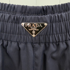 Prada.普拉达 夏季经典裤腰饰涂珐琅三角形金属徽标再生尼龙四分休闲短裤,这款泳裤采用时尚的运动风设计 Prada.普拉达 夏季经典裤腰饰涂珐琅三角形金属徽标再生尼龙四分休闲短裤,这款泳裤采用时尚的运动风设计