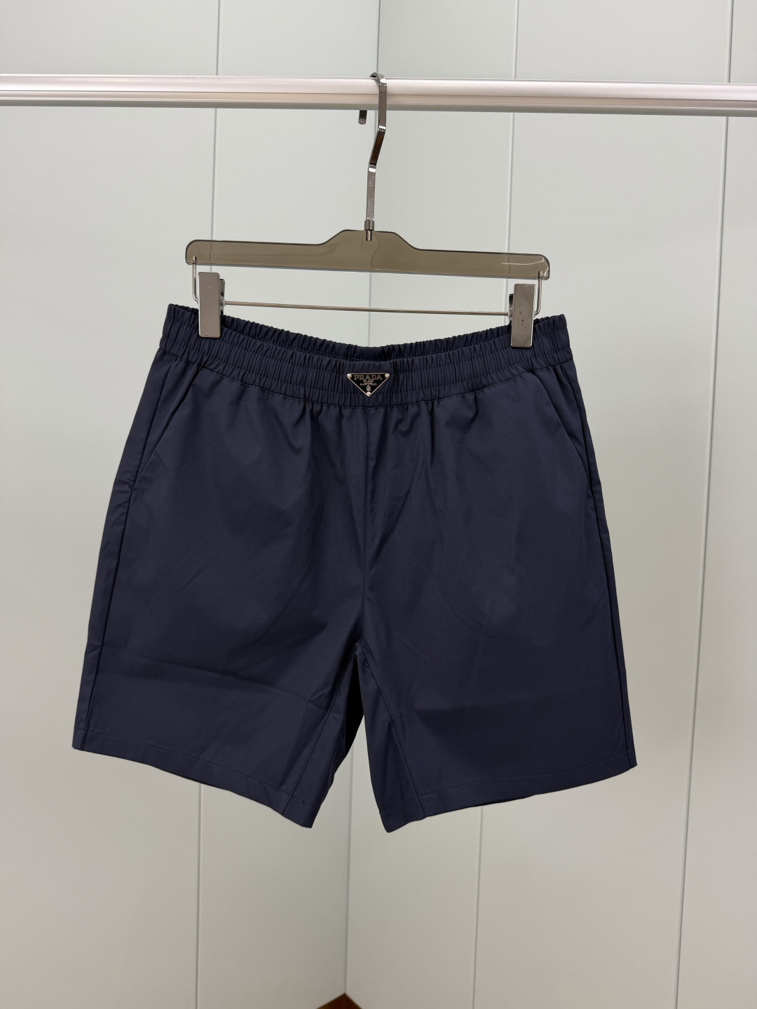 Prada.普拉达 夏季经典裤腰饰涂珐琅三角形金属徽标再生尼龙四分休闲短裤，这款泳裤采用时尚的运动风设计