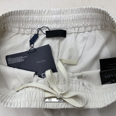 Prada.普拉达 夏季经典裤腰饰涂珐琅三角形金属徽标再生尼龙四分休闲短裤,这款泳裤采用时尚的运动风设计 Prada.普拉达 夏季经典裤腰饰涂珐琅三角形金属徽标再生尼龙四分休闲短裤,这款泳裤采用时尚的运动风设计