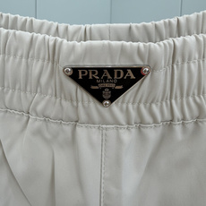 Prada.普拉达 夏季经典裤腰饰涂珐琅三角形金属徽标再生尼龙四分休闲短裤,这款泳裤采用时尚的运动风设计 Prada.普拉达 夏季经典裤腰饰涂珐琅三角形金属徽标再生尼龙四分休闲短裤,这款泳裤采用时尚的运动风设计
