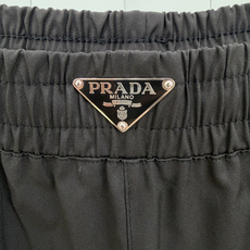 Prada.普拉达 夏季经典裤腰饰涂珐琅三角形金属徽标再生尼龙四分休闲短裤,这款泳裤采用时尚的运动风设计 Prada.普拉达 夏季经典裤腰饰涂珐琅三角形金属徽标再生尼龙四分休闲短裤,这款泳裤采用时尚的运动风设计