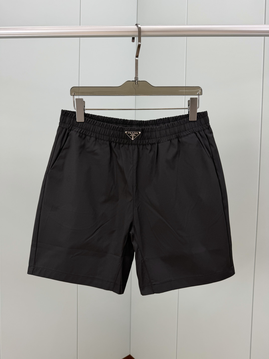 Prada.普拉达 夏季经典裤腰饰涂珐琅三角形金属徽标再生尼龙四分休闲短裤，这款泳裤采用时尚的运动风设计