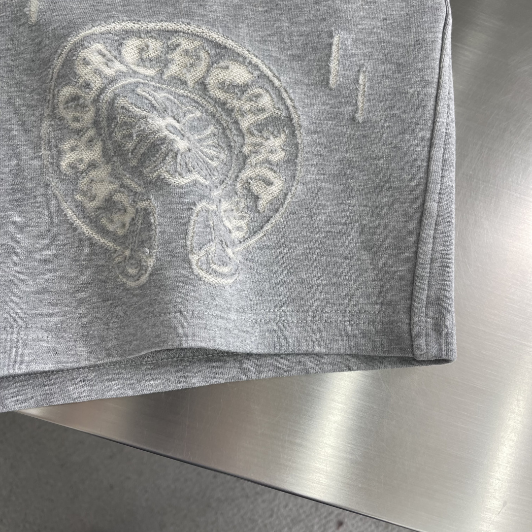 -CH 克罗心   26ss新款松紧腰休闲短裤风尚前沿的不二之选。两侧十字✝️logo烧花，传承经典，交