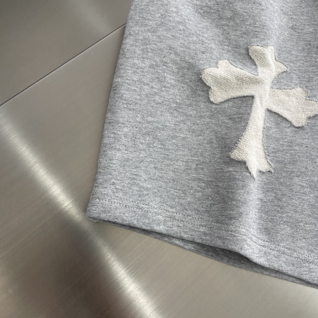 -CH 克罗心   26ss新款松紧腰休闲短裤风尚前沿的不二之选。两侧十字✝️logo烧花，传承经典，交