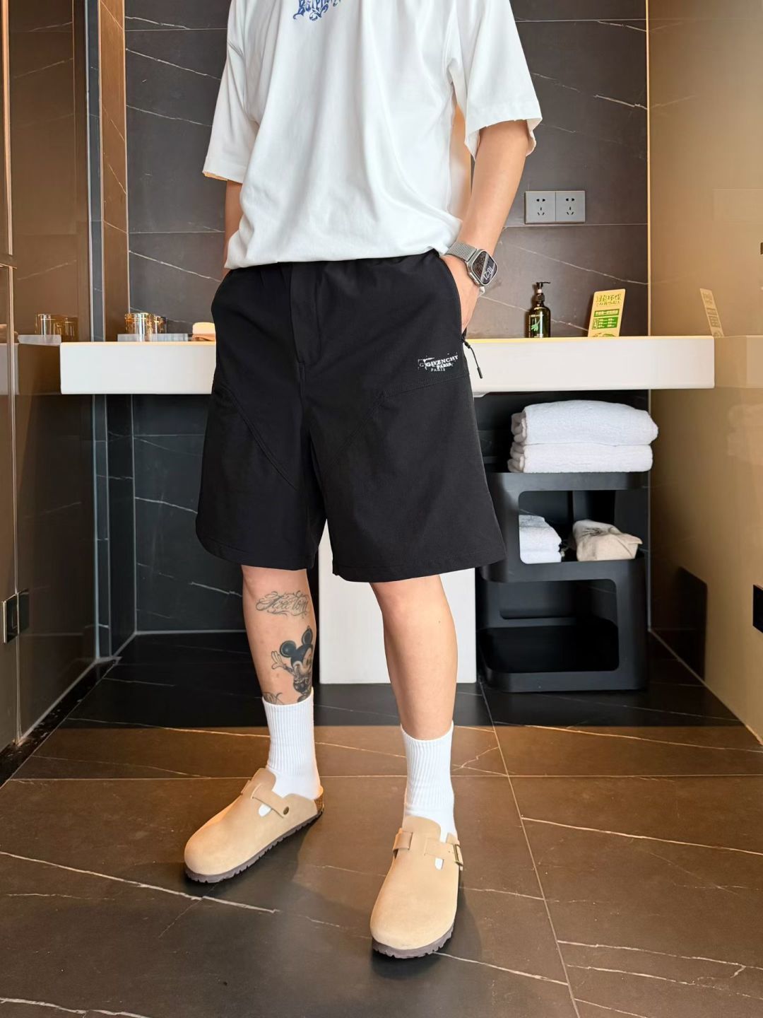 墨染山河GVC水墨渐变短裤在夏日的炽热阳光下，时尚往往被简化为色彩的堆砌与符号的喧嚣。然而，真正的风格，