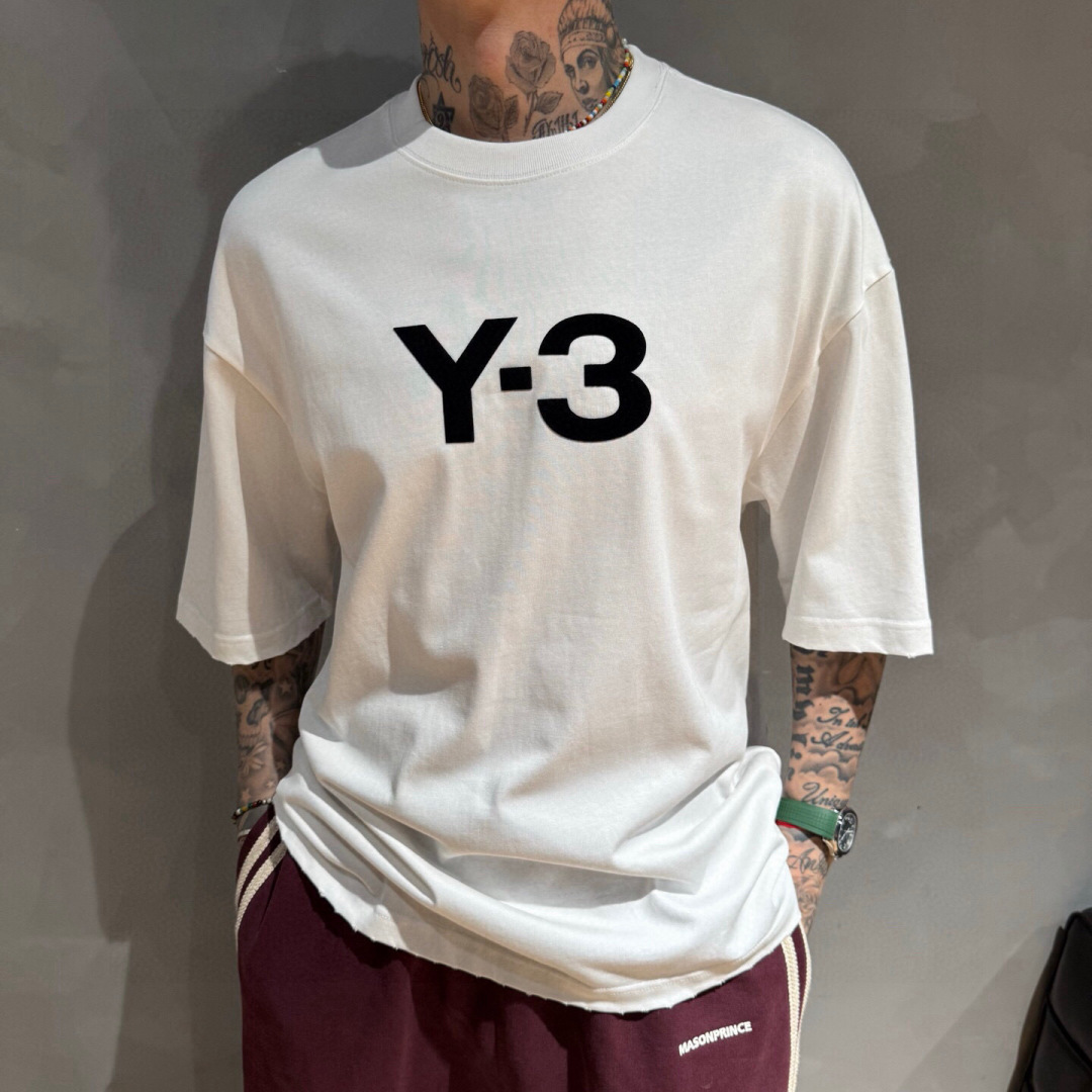 新款Y-3，新款T恤，面料采用顶级原版精梳棉洗水面料，立体印花图案设计，时尚潮流，顶级的做工，高端品质！