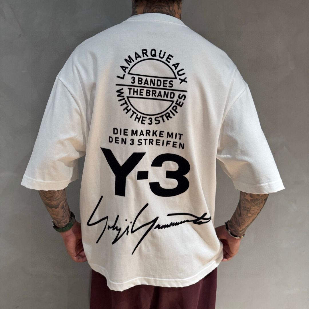 新款Y-3，新款T恤，面料采用顶级原版精梳棉洗水面料，立体印花图案设计，时尚潮流，顶级的做工，高端品质！