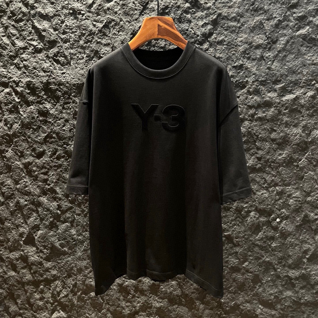 新款Y-3，新款T恤，面料采用顶级原版精梳棉洗水面料，立体印花图案设计，时尚潮流，顶级的做工，高端品质！