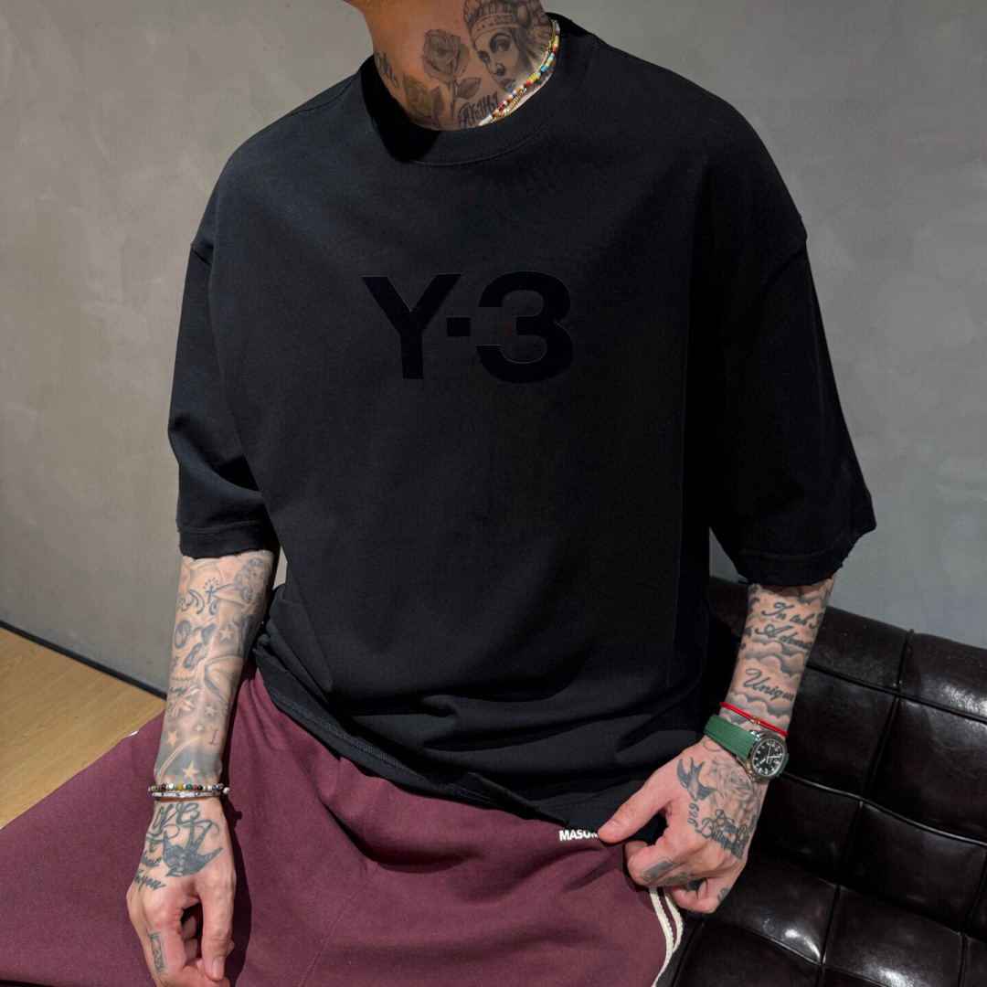新款Y-3，新款T恤，面料采用顶级原版精梳棉洗水面料，立体印花图案设计，时尚潮流，顶级的做工，高端品质！