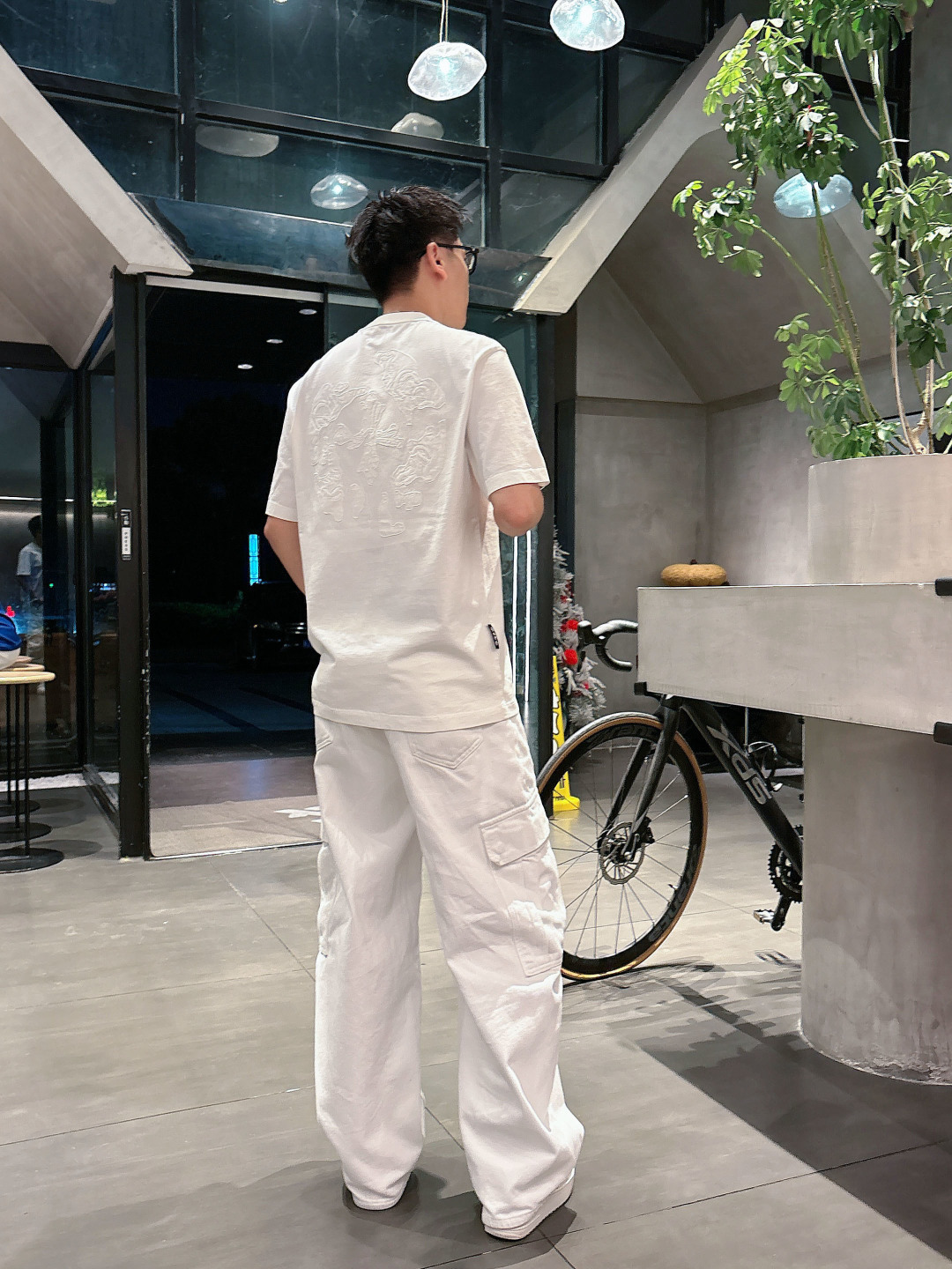 克罗家松弛的版型设计兼备了时尚与舒适 品牌标识LOGO图案重工贴布刺绣工艺 使其款式休闲百搭且不失出街时