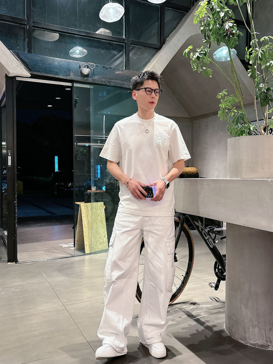 克罗家松弛的版型设计兼备了时尚与舒适 品牌标识LOGO图案重工贴布刺绣工艺 使其款式休闲百搭且不失出街时