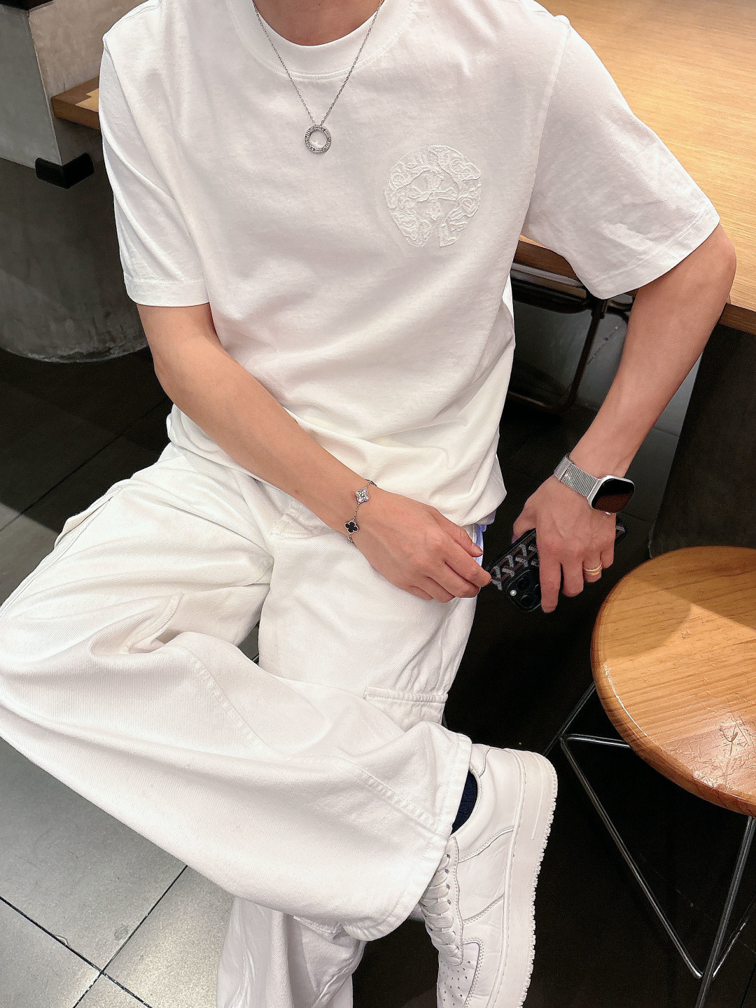 克罗家松弛的版型设计兼备了时尚与舒适 品牌标识LOGO图案重工贴布刺绣工艺 使其款式休闲百搭且不失出街时