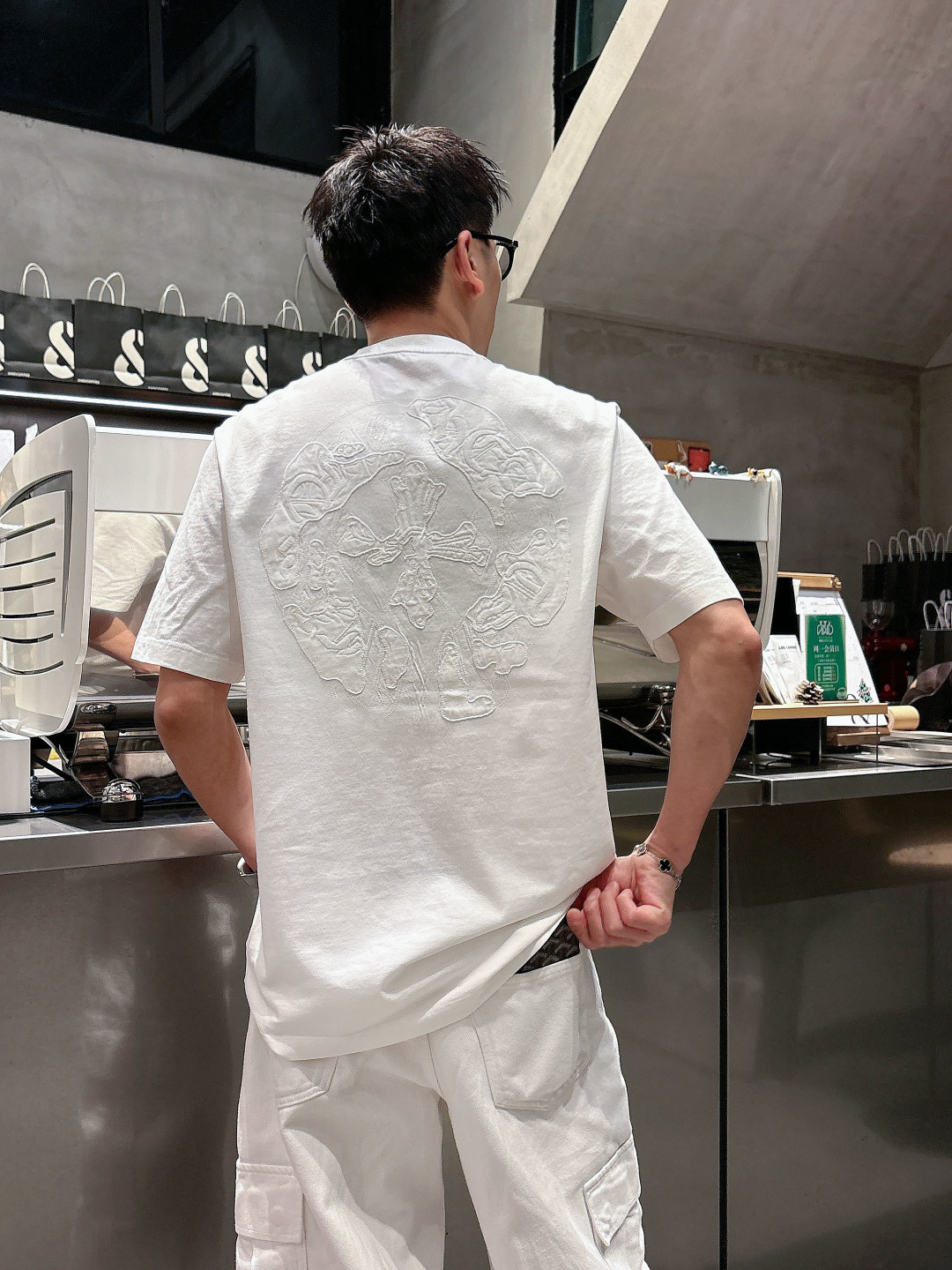 克罗家松弛的版型设计兼备了时尚与舒适 品牌标识LOGO图案重工贴布刺绣工艺 使其款式休闲百搭且不失出街时