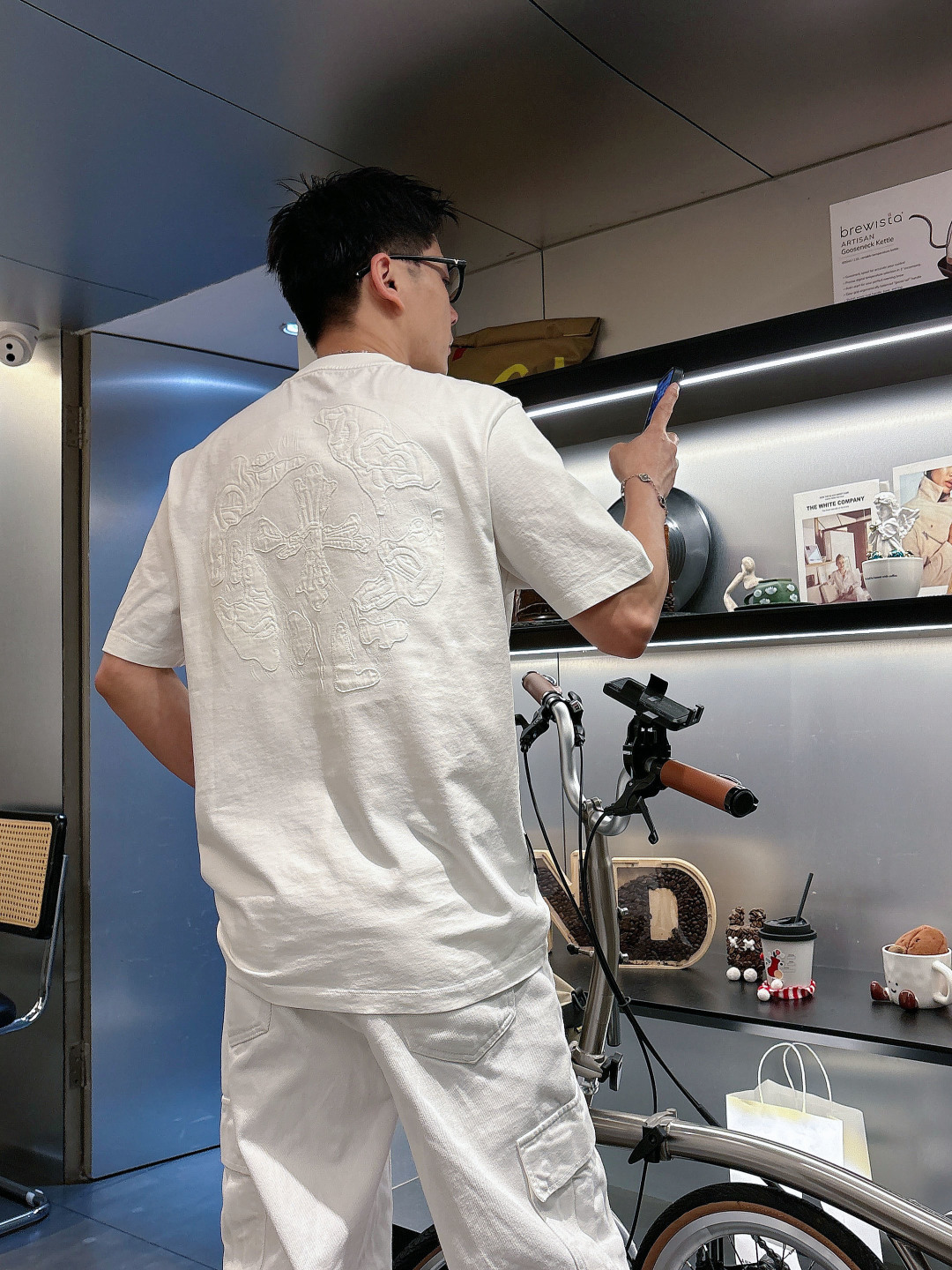 克罗家松弛的版型设计兼备了时尚与舒适 品牌标识LOGO图案重工贴布刺绣工艺 使其款式休闲百搭且不失出街时