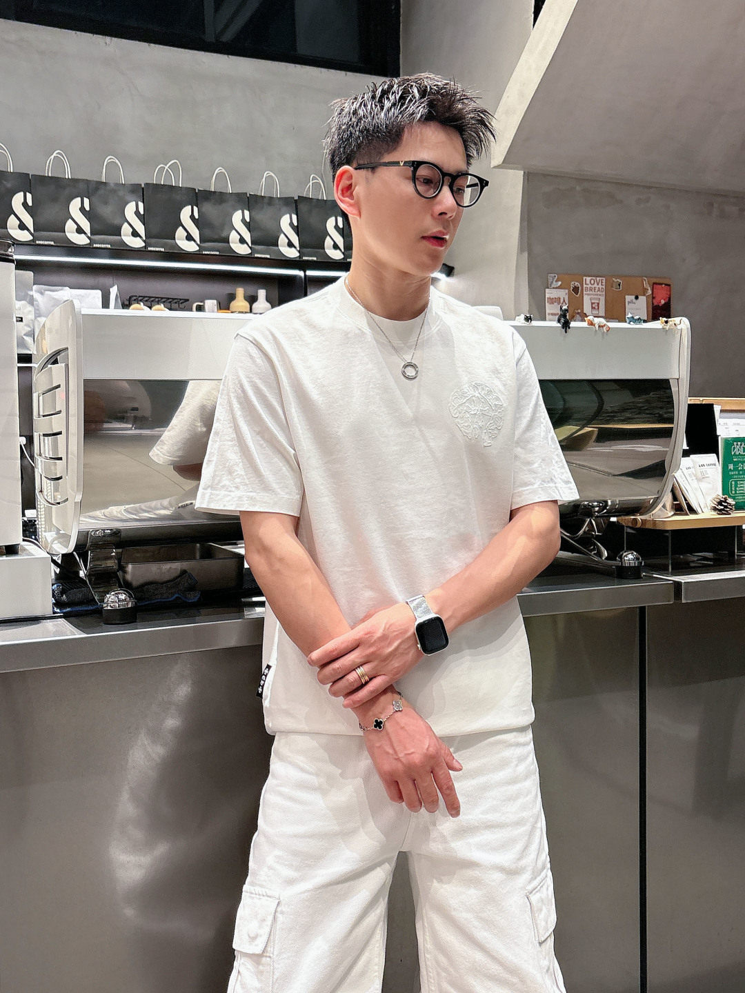 克罗家松弛的版型设计兼备了时尚与舒适 品牌标识LOGO图案重工贴布刺绣工艺 使其款式休闲百搭且不失出街时