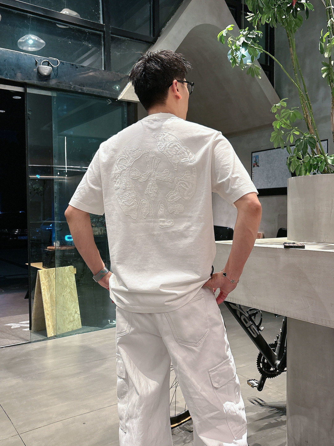 克罗家松弛的版型设计兼备了时尚与舒适 品牌标识LOGO图案重工贴布刺绣工艺 使其款式休闲百搭且不失出街时