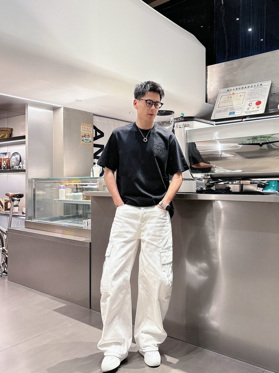 克罗家松弛的版型设计兼备了时尚与舒适 品牌标识LOGO图案重工贴布刺绣工艺 使其款式休闲百搭且不失出街时