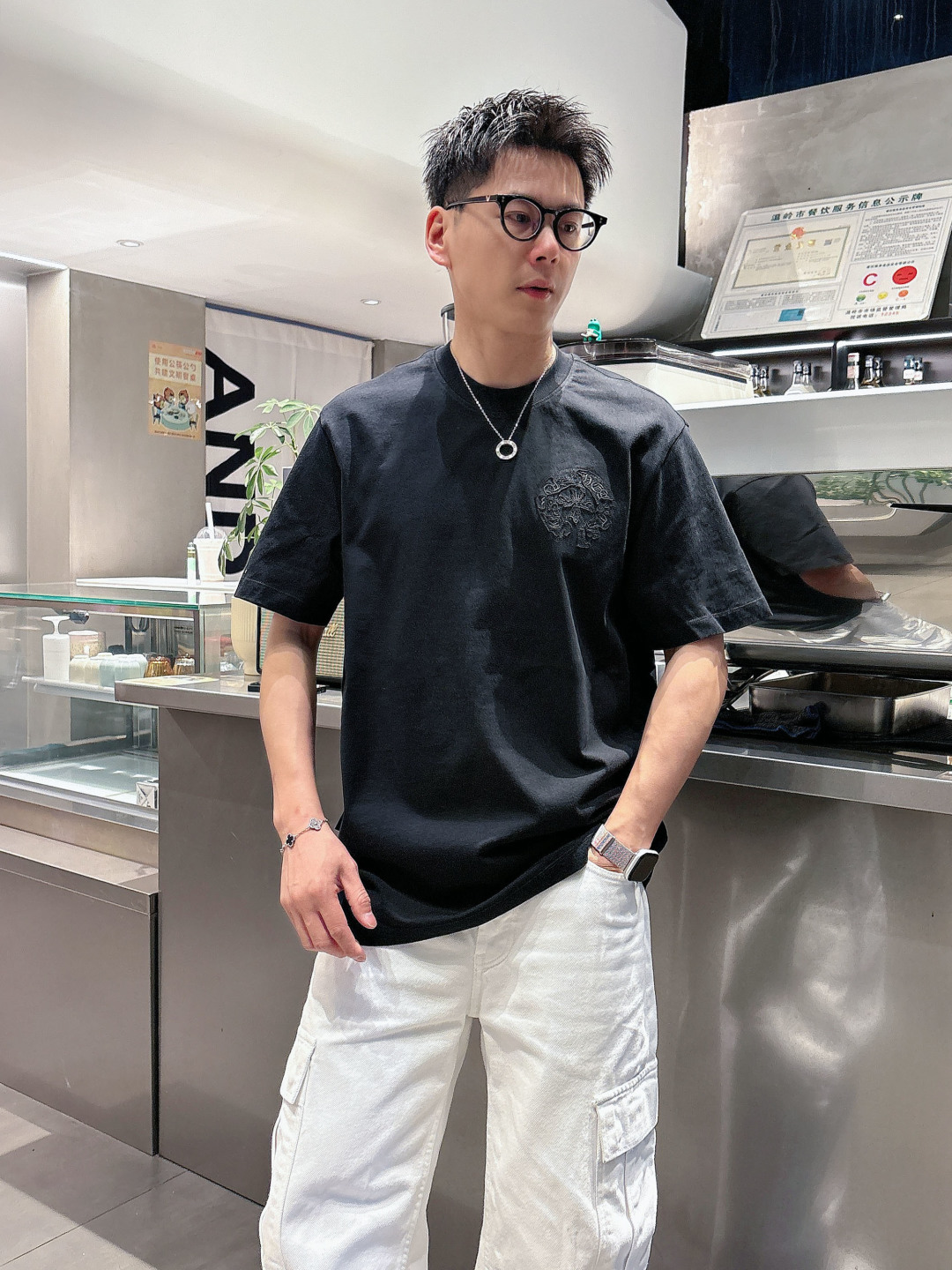 克罗家松弛的版型设计兼备了时尚与舒适 品牌标识LOGO图案重工贴布刺绣工艺 使其款式休闲百搭且不失出街时