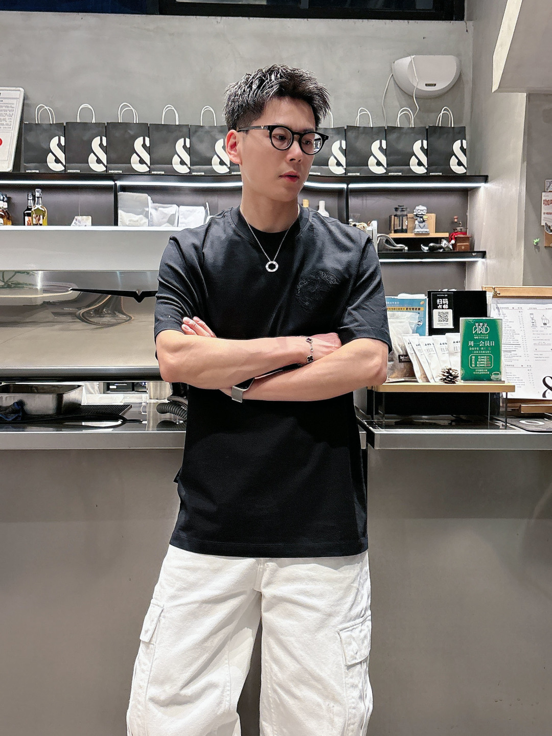 克罗家松弛的版型设计兼备了时尚与舒适 品牌标识LOGO图案重工贴布刺绣工艺 使其款式休闲百搭且不失出街时