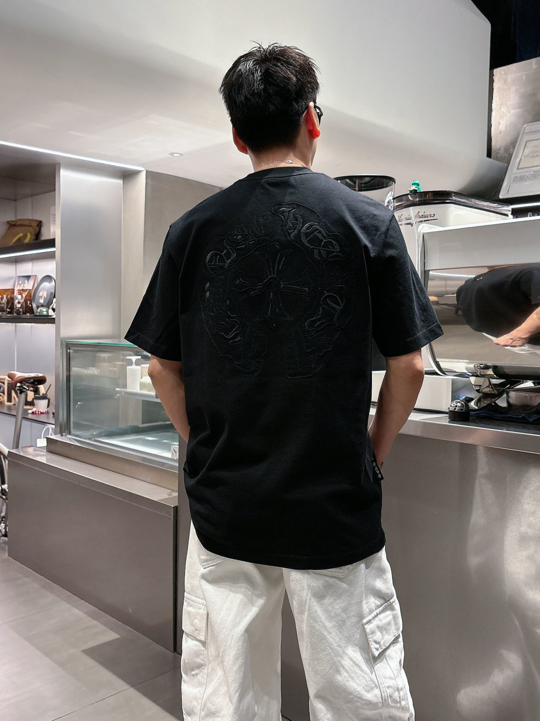 克罗家松弛的版型设计兼备了时尚与舒适 品牌标识LOGO图案重工贴布刺绣工艺 使其款式休闲百搭且不失出街时