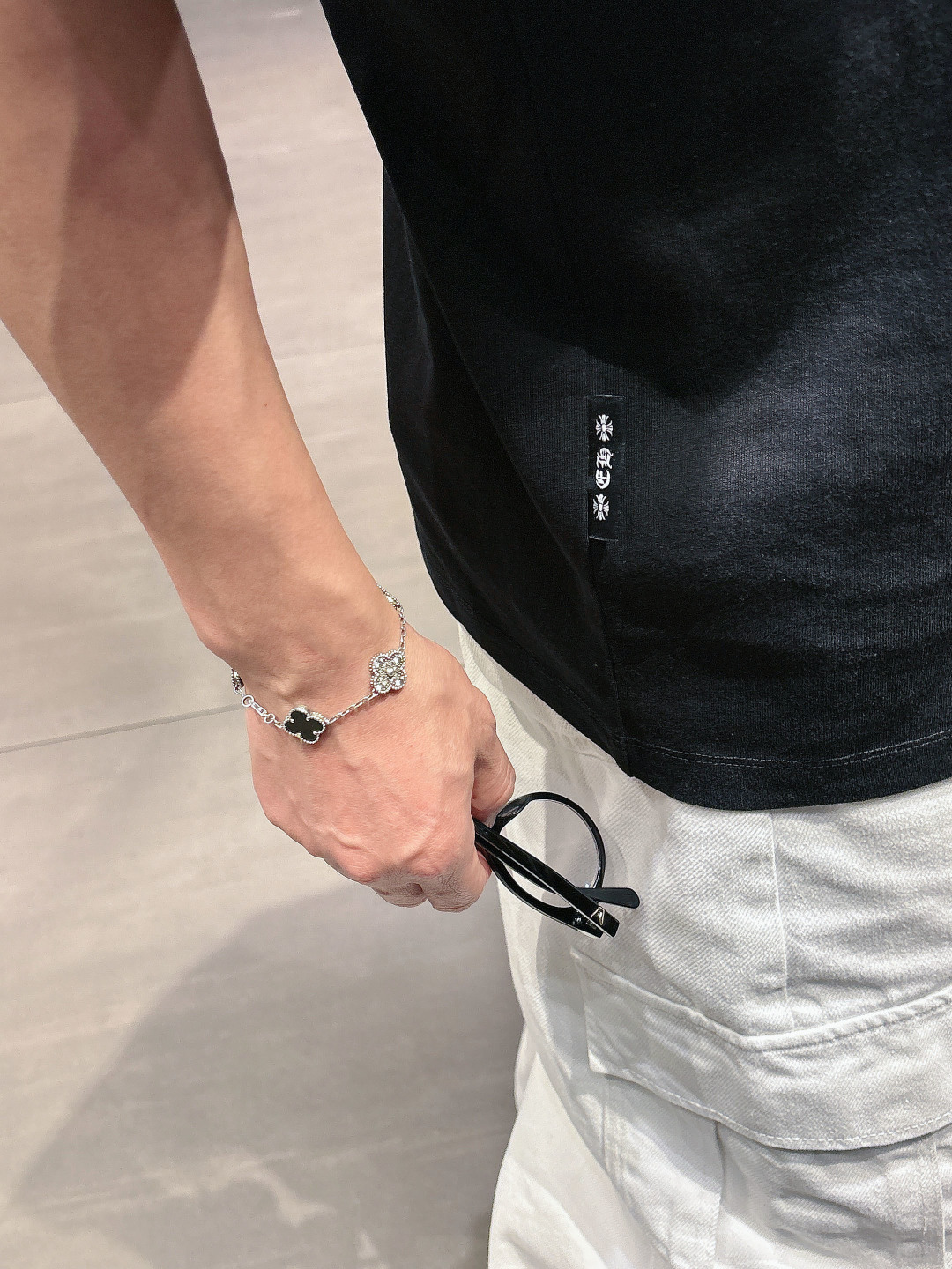 克罗家松弛的版型设计兼备了时尚与舒适 品牌标识LOGO图案重工贴布刺绣工艺 使其款式休闲百搭且不失出街时