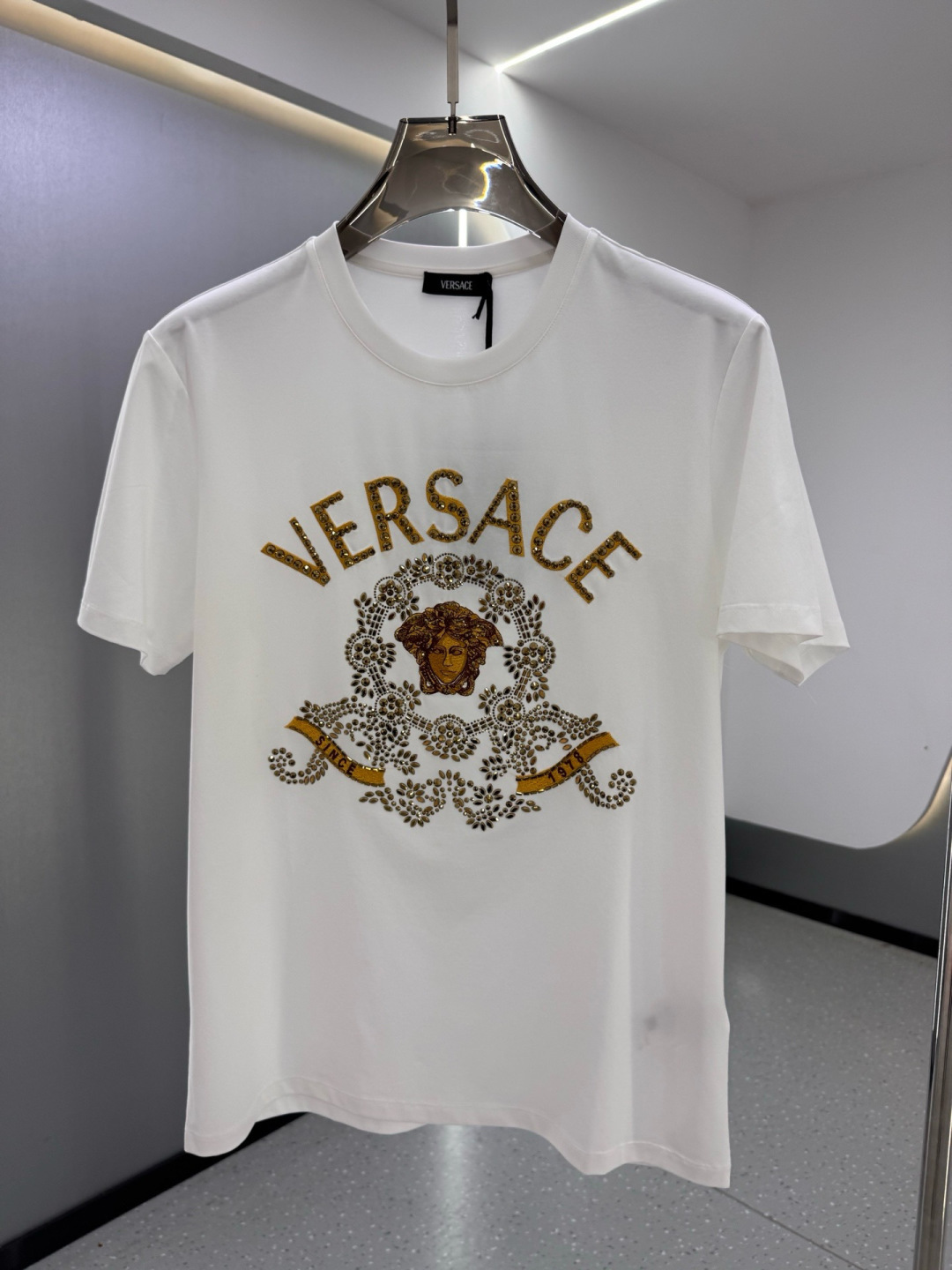 VS2026春夏新品致敬美高梅设计刺绣施华洛世奇异形钻镶嵌Medusa短袖T恤；定制100支双股丝光长绒