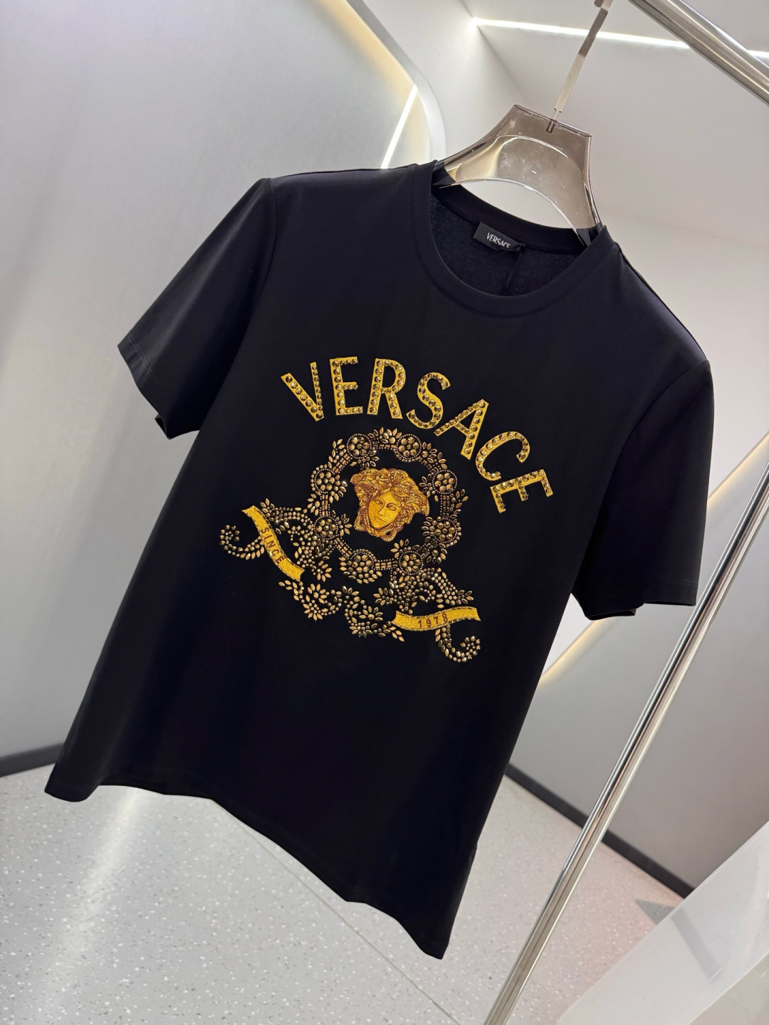 VS2026春夏新品致敬美高梅设计刺绣施华洛世奇异形钻镶嵌Medusa短袖T恤；定制100支双股丝光长绒