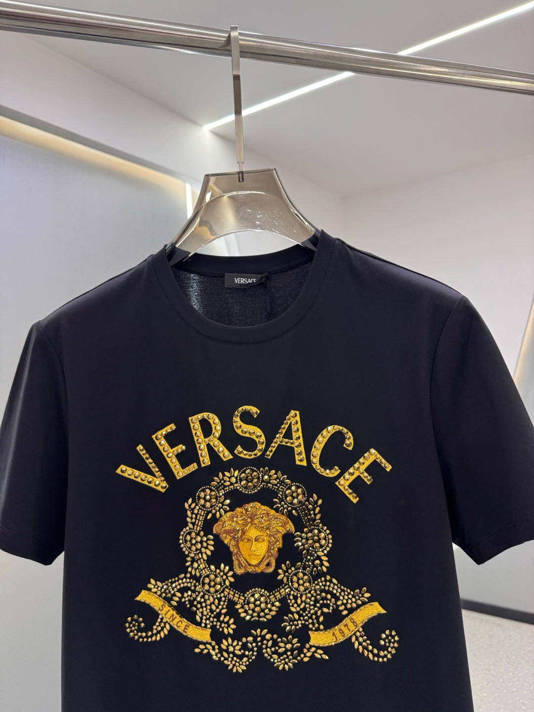 VS2026春夏新品致敬美高梅设计刺绣施华洛世奇异形钻镶嵌Medusa短袖T恤；定制100支双股丝光长绒