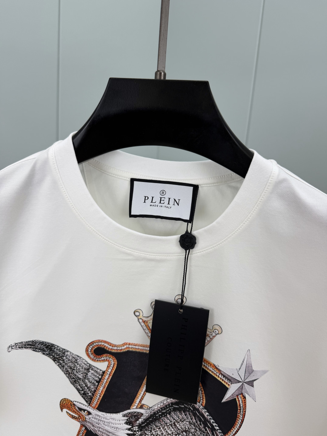 PHILIPP PLEIN SS26春夏新品Eagle印花标识短袖T恤,正面饰有鹰、皇冠和字母组合设计, PHILIPP PLEIN SS26春夏新品Eagle印花标识短袖T恤,正面饰有鹰、皇冠和字母组合设计,