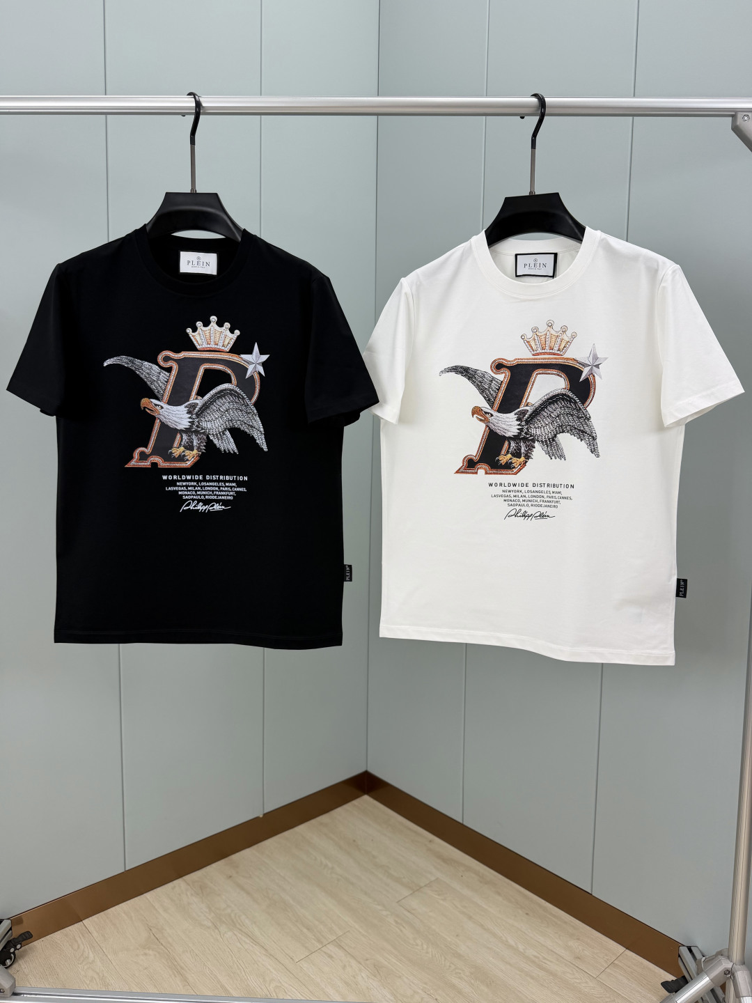 PHILIPP PLEIN SS26春夏新品Eagle印花标识短袖T恤,正面饰有鹰、皇冠和字母组合设计, PHILIPP PLEIN SS26春夏新品Eagle印花标识短袖T恤,正面饰有鹰、皇冠和字母组合设计,