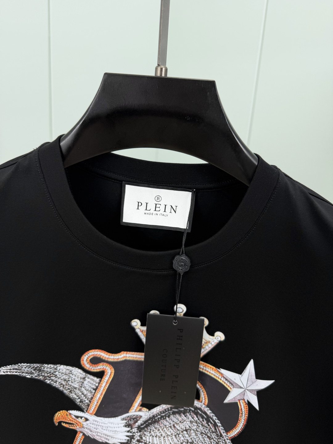 PHILIPP PLEIN SS26春夏新品Eagle印花标识短袖T恤,正面饰有鹰、皇冠和字母组合设计, PHILIPP PLEIN SS26春夏新品Eagle印花标识短袖T恤,正面饰有鹰、皇冠和字母组合设计,
