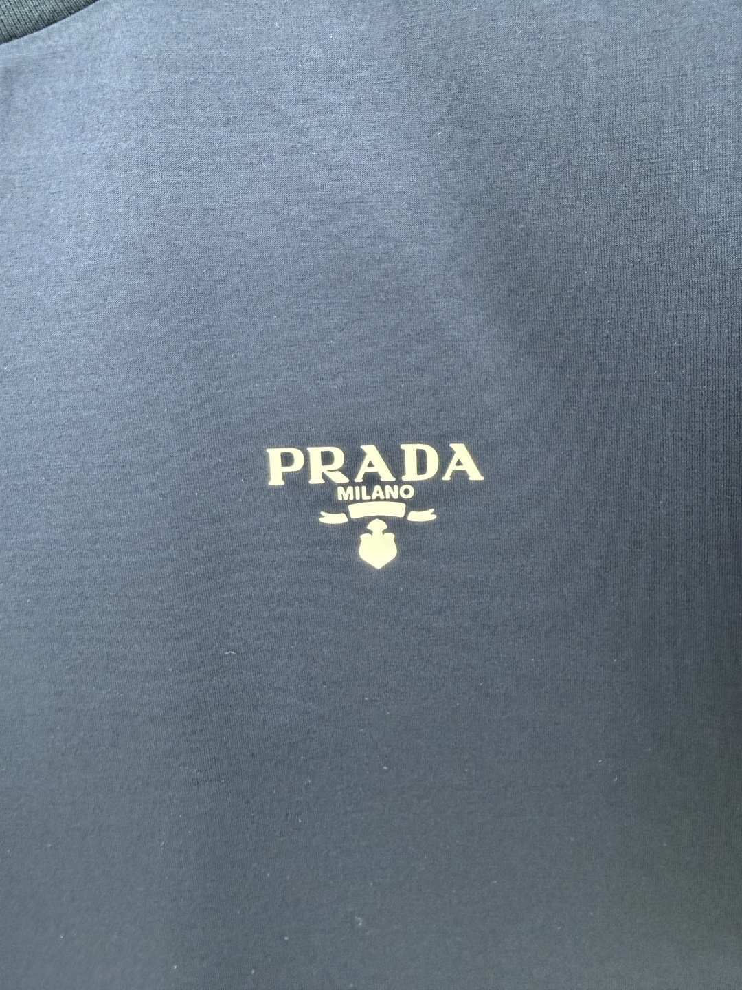 Prada.普拉达 SS26春夏新品经典印花标识短袖T恤,正面胸前左侧饰品牌经典标志性印花标识点缀,彰显 Prada.普拉达 SS26春夏新品经典印花标识短袖T恤,正面胸前左侧饰品牌经典标志性印花标识点缀,彰显