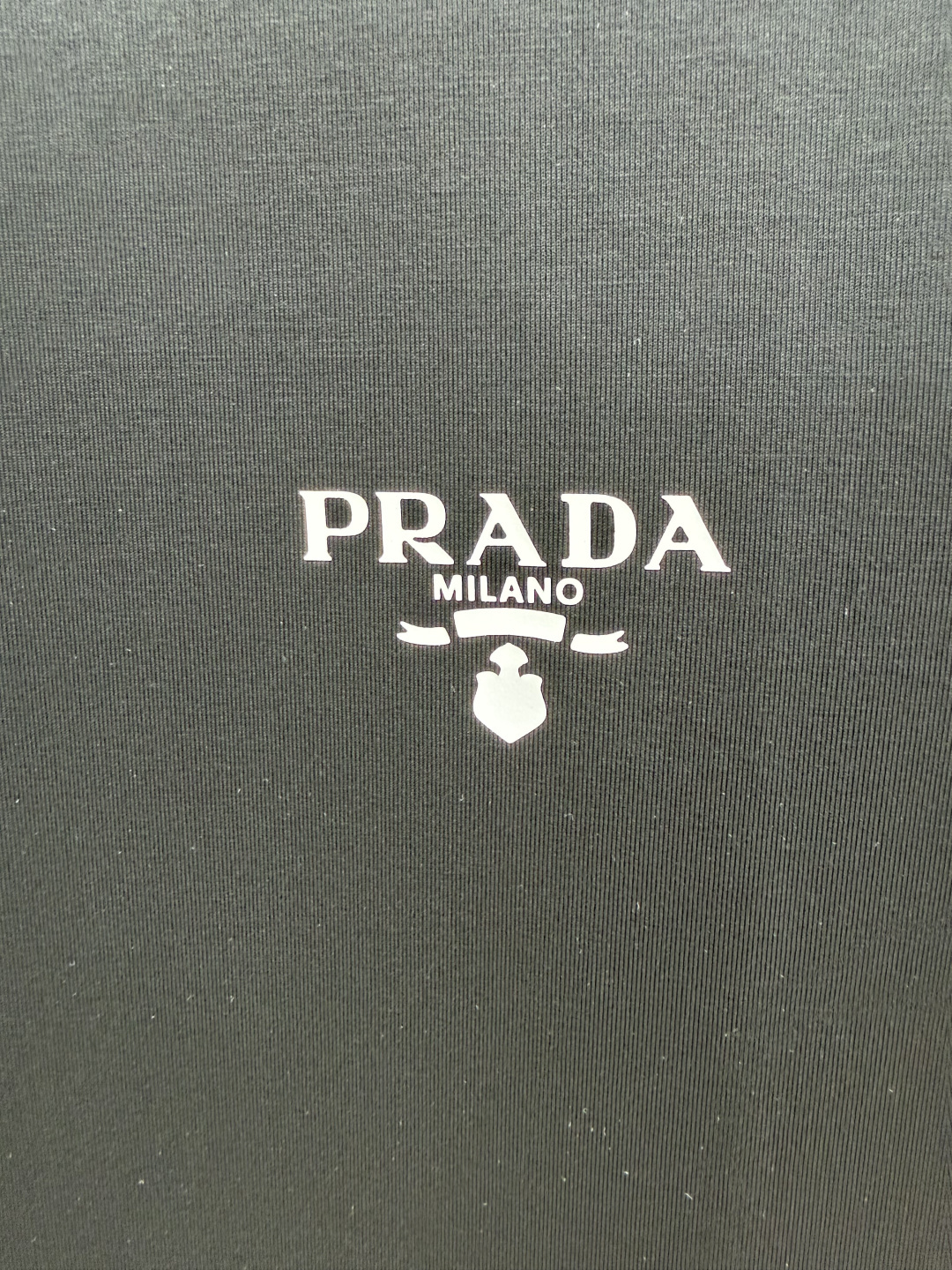 Prada.普拉达 SS26春夏新品经典印花标识短袖T恤，正面胸前左侧饰品牌经典标志性印花标识点缀，彰显
