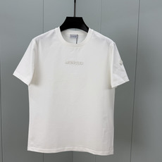 Moncler.蒙口 SS26春夏新品皮质字母线绣标识短袖T恤,正面饰同面料色系品牌字母绣制工艺+左袖同 Moncler.蒙口 SS26春夏新品皮质字母线绣标识短袖T恤,正面饰同面料色系品牌字母绣制工艺+左袖同