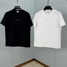 Moncler.蒙口 SS26春夏新品皮质字母线绣标识短袖T恤,正面饰同面料色系品牌字母绣制工艺+左袖同 Moncler.蒙口 SS26春夏新品皮质字母线绣标识短袖T恤,正面饰同面料色系品牌字母绣制工艺+左袖同