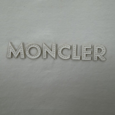 Moncler.蒙口 SS26春夏新品皮质字母线绣标识短袖T恤,正面饰同面料色系品牌字母绣制工艺+左袖同 Moncler.蒙口 SS26春夏新品皮质字母线绣标识短袖T恤,正面饰同面料色系品牌字母绣制工艺+左袖同