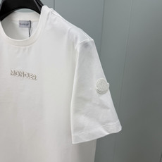 Moncler.蒙口 SS26春夏新品皮质字母线绣标识短袖T恤,正面饰同面料色系品牌字母绣制工艺+左袖同 Moncler.蒙口 SS26春夏新品皮质字母线绣标识短袖T恤,正面饰同面料色系品牌字母绣制工艺+左袖同