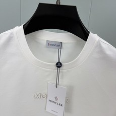 Moncler.蒙口 SS26春夏新品皮质字母线绣标识短袖T恤,正面饰同面料色系品牌字母绣制工艺+左袖同 Moncler.蒙口 SS26春夏新品皮质字母线绣标识短袖T恤,正面饰同面料色系品牌字母绣制工艺+左袖同