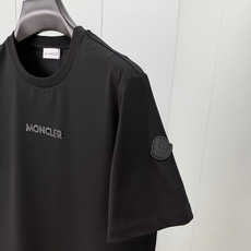 Moncler.蒙口 SS26春夏新品皮质字母线绣标识短袖T恤,正面饰同面料色系品牌字母绣制工艺+左袖同 Moncler.蒙口 SS26春夏新品皮质字母线绣标识短袖T恤,正面饰同面料色系品牌字母绣制工艺+左袖同
