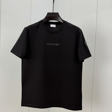 Moncler.蒙口 SS26春夏新品皮质字母线绣标识短袖T恤,正面饰同面料色系品牌字母绣制工艺+左袖同 Moncler.蒙口 SS26春夏新品皮质字母线绣标识短袖T恤,正面饰同面料色系品牌字母绣制工艺+左袖同