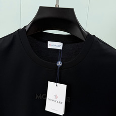 Moncler.蒙口 SS26春夏新品皮质字母线绣标识短袖T恤,正面饰同面料色系品牌字母绣制工艺+左袖同 Moncler.蒙口 SS26春夏新品皮质字母线绣标识短袖T恤,正面饰同面料色系品牌字母绣制工艺+左袖同