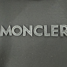 Moncler.蒙口 SS26春夏新品皮质字母线绣标识短袖T恤,正面饰同面料色系品牌字母绣制工艺+左袖同 Moncler.蒙口 SS26春夏新品皮质字母线绣标识短袖T恤,正面饰同面料色系品牌字母绣制工艺+左袖同