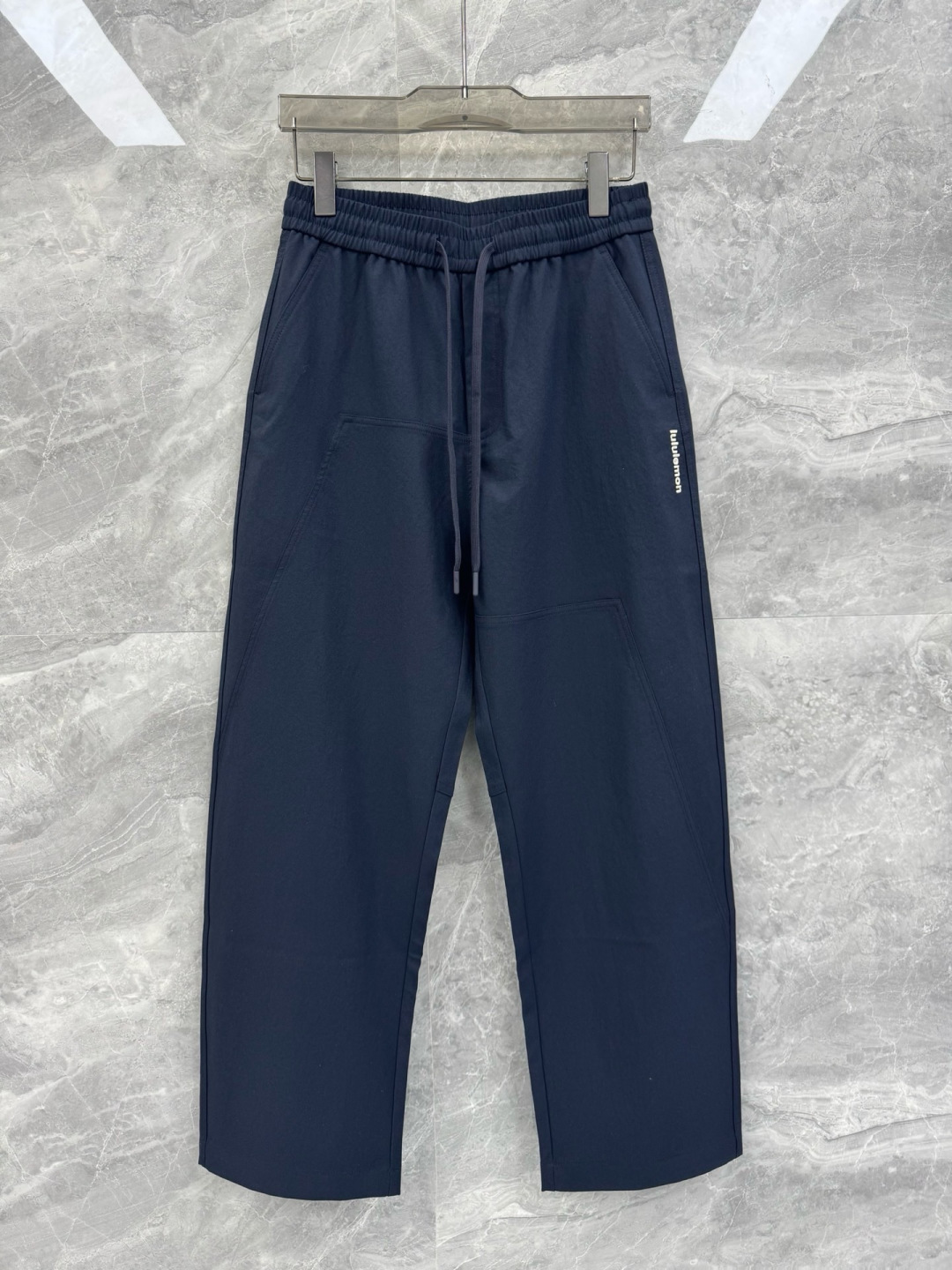 26春夏新款lululemon露露乐檬梭织斜纹棉弯刀休闲裤，男士刺绣LOGO点缀弯刀高街长裤。独家渠道，