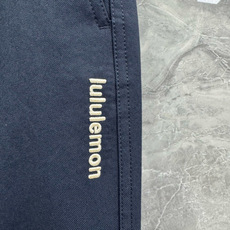 26春夏新款lululemon露露乐檬梭织斜纹棉弯刀休闲裤,男士刺绣LOGO点缀弯刀高街长裤。独家渠道, 26春夏新款lululemon露露乐檬梭织斜纹棉弯刀休闲裤,男士刺绣LOGO点缀弯刀高街长裤。独家渠道,