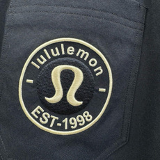 26春夏新款lululemon露露乐檬梭织斜纹棉弯刀休闲裤,男士刺绣LOGO点缀弯刀高街长裤。独家渠道, 26春夏新款lululemon露露乐檬梭织斜纹棉弯刀休闲裤,男士刺绣LOGO点缀弯刀高街长裤。独家渠道,