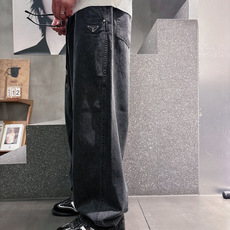 26春夏新款P家复古水洗单宁阔腿牛仔裤,作为意大利顶奢品牌Pr*da的先锋力作,这款抽绳阔腿牛仔裤完美演 26春夏新款P家复古水洗单宁阔腿牛仔裤,作为意大利顶奢品牌Pr*da的先锋力作,这款抽绳阔腿牛仔裤完美演