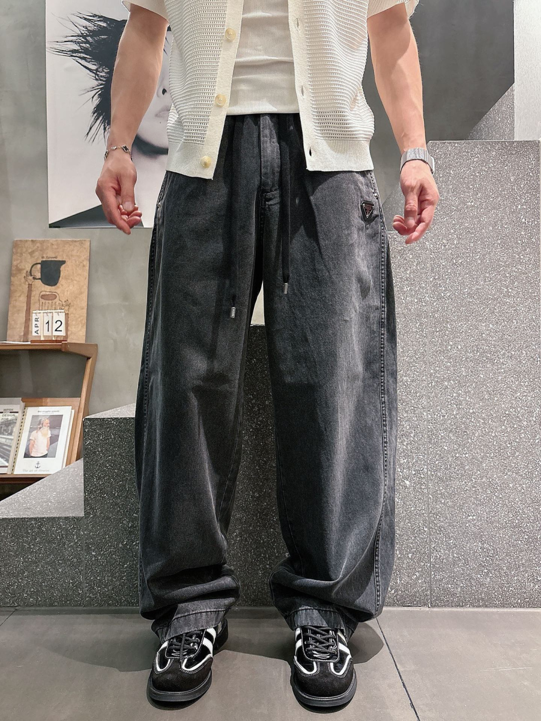 26春夏新款P家复古水洗单宁阔腿牛仔裤，作为意大利顶奢品牌Pr*da的先锋力作，这款抽绳阔腿牛仔裤完美演