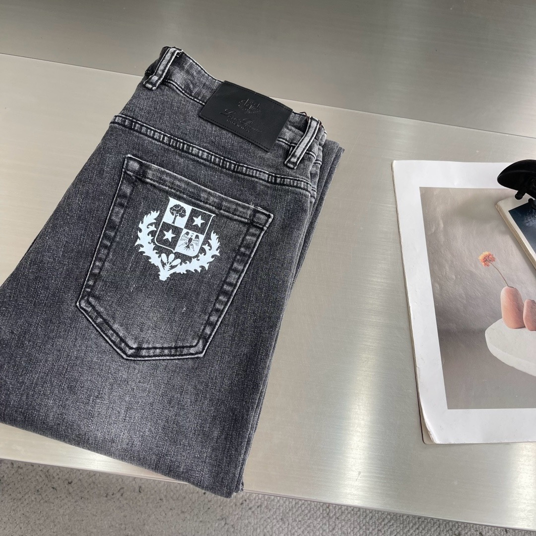 春夏大牛水洗出口外贸单牛仔裤，以其独特的设计和高品质的面料，成为时尚界的热门单品。这款牛仔裤采用优质水洗